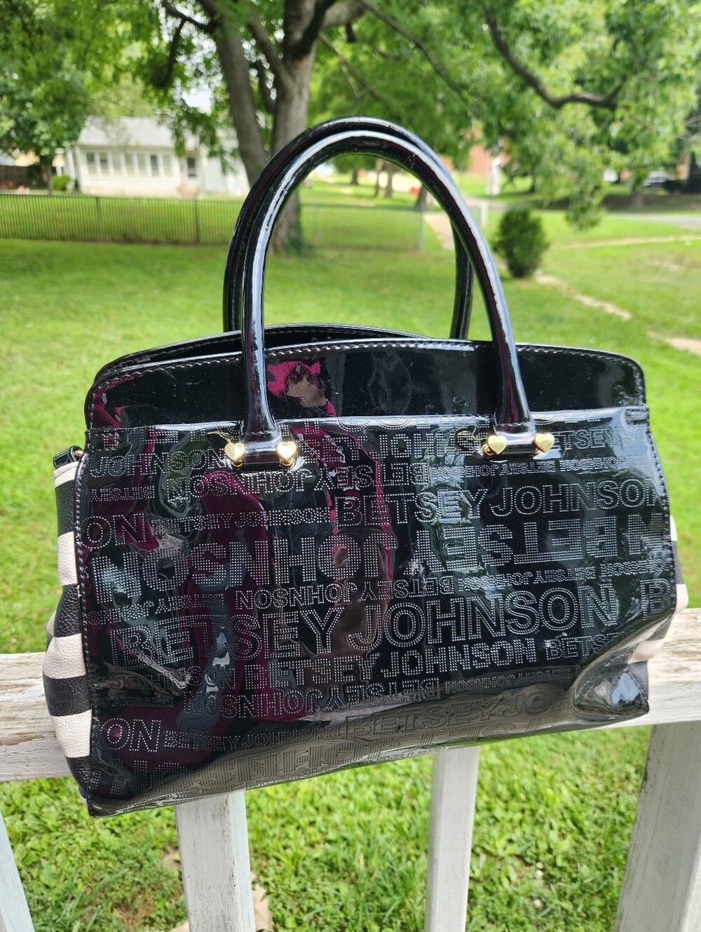 Betsey Johnson shoulder bag Shiny Black Gold Hearts Bow black/white stripe EUC - Picture 2 of 12